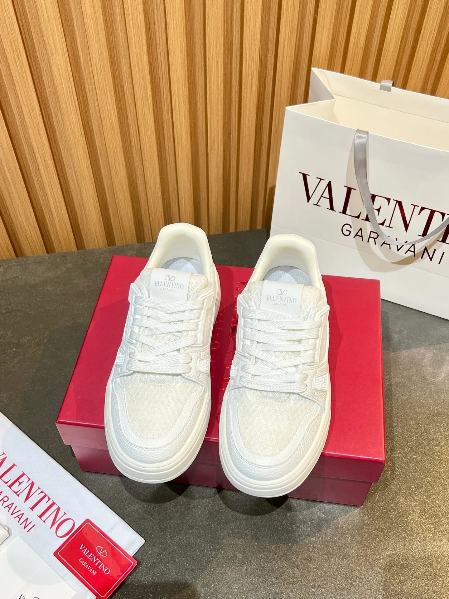 Men's men's shoes 💰640 VLNT Valentino 𝑶𝒏𝒆𝑺𝒕𝒖𝒅 Couple's sneakers series Valentino 2025 latest couple's sneakers, same style for celebrities, hot sale. Original ZP purchase and dismantling. Repeated pattern making and modification. Trying to restore 1:1 original version! Top luxury masterpiece, soft and comfortable, breathable and light, combines fashion and leisure, brings excellent and elegant texture and excellent on-foot comfort. Top purchasing version upper: imported high-end breathable mesh/original oil edge craftsmanship. Inner: imported mesh. Outsole: original development 𝐓𝐏𝐔 two-color combination outsole. Packaging: original configuration complete package. Code number: 35/44 (customized 45 46). Can be customized (self-labeled - no label) order.